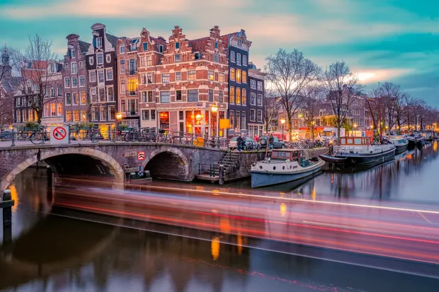 Trouwfoto locaties Noord-Holland: van Amsterdamse grachten tot duinen en tulpenvelden