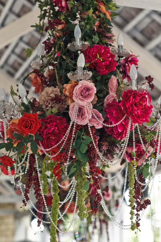 rode bruiloft decoratie bloemstukken