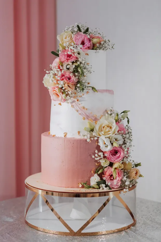 bruidstaart trends 2026: semi naked taart