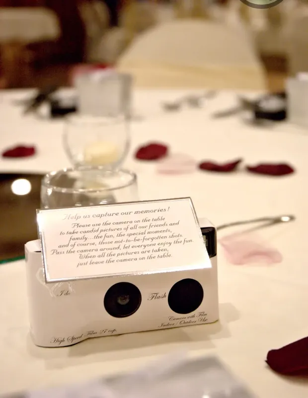 bruiloftgasten zelf foto's maken wegwerpcamera