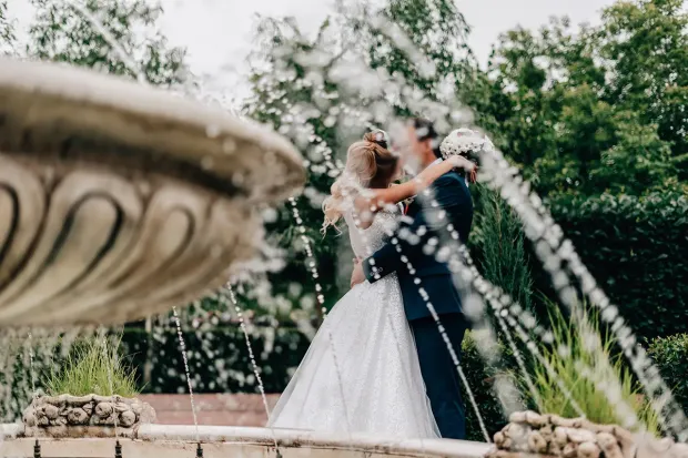 trouwfoto's maken bij een fontein