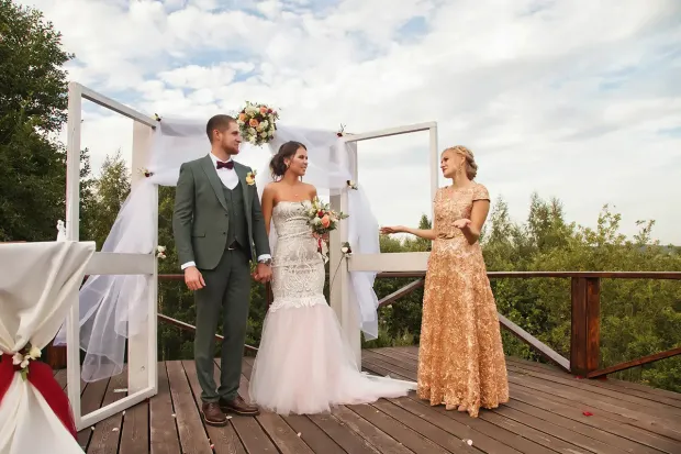 Wat doet de trouwambtenaar op de bruiloft?