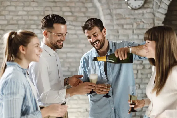 verlovingsfeest glaasje bubbels drinken samen