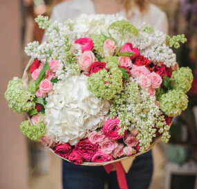 Voor het aanzoek: geef een groot boeket bloemen!