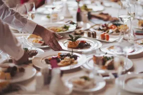 Plant-forward trouwmenu: zo kies je een plantaardig trouwdiner dat iedereen verrast