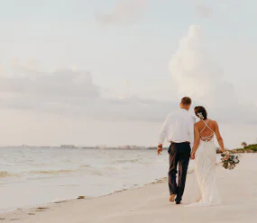 Romantisch trouwen op het strand met een prachtig uitzicht