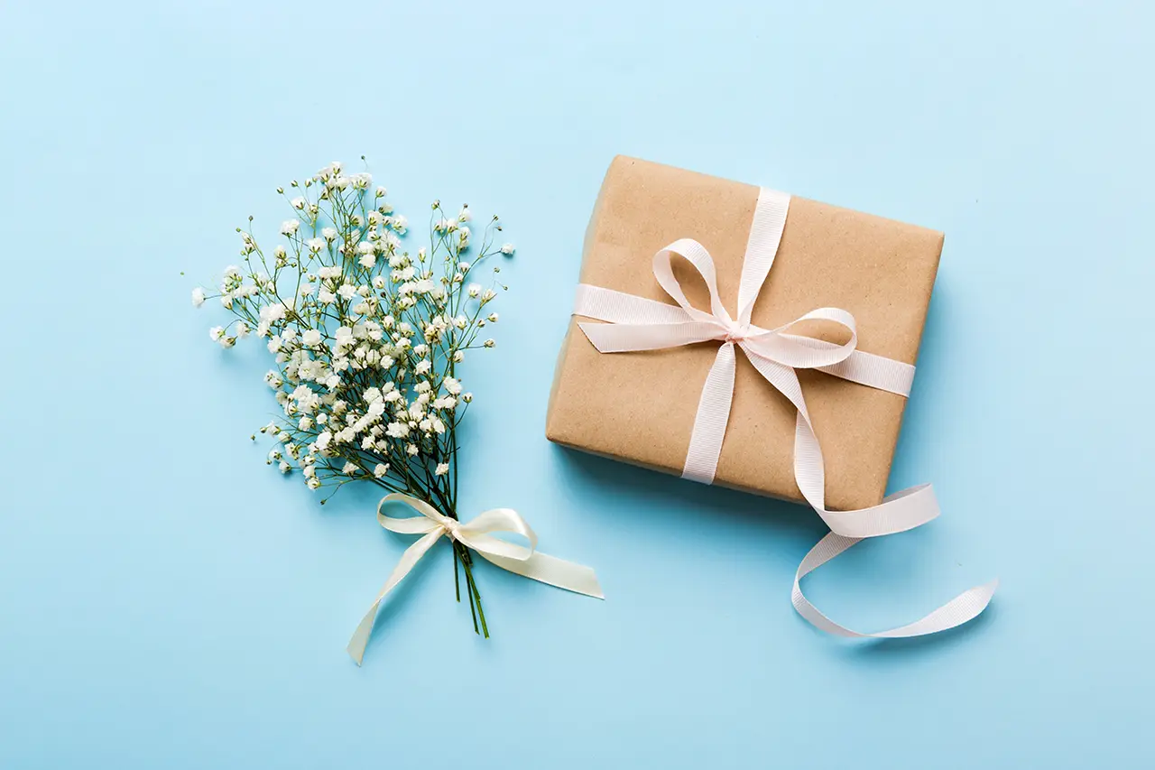 Klein cadeau geven op een bruiloft