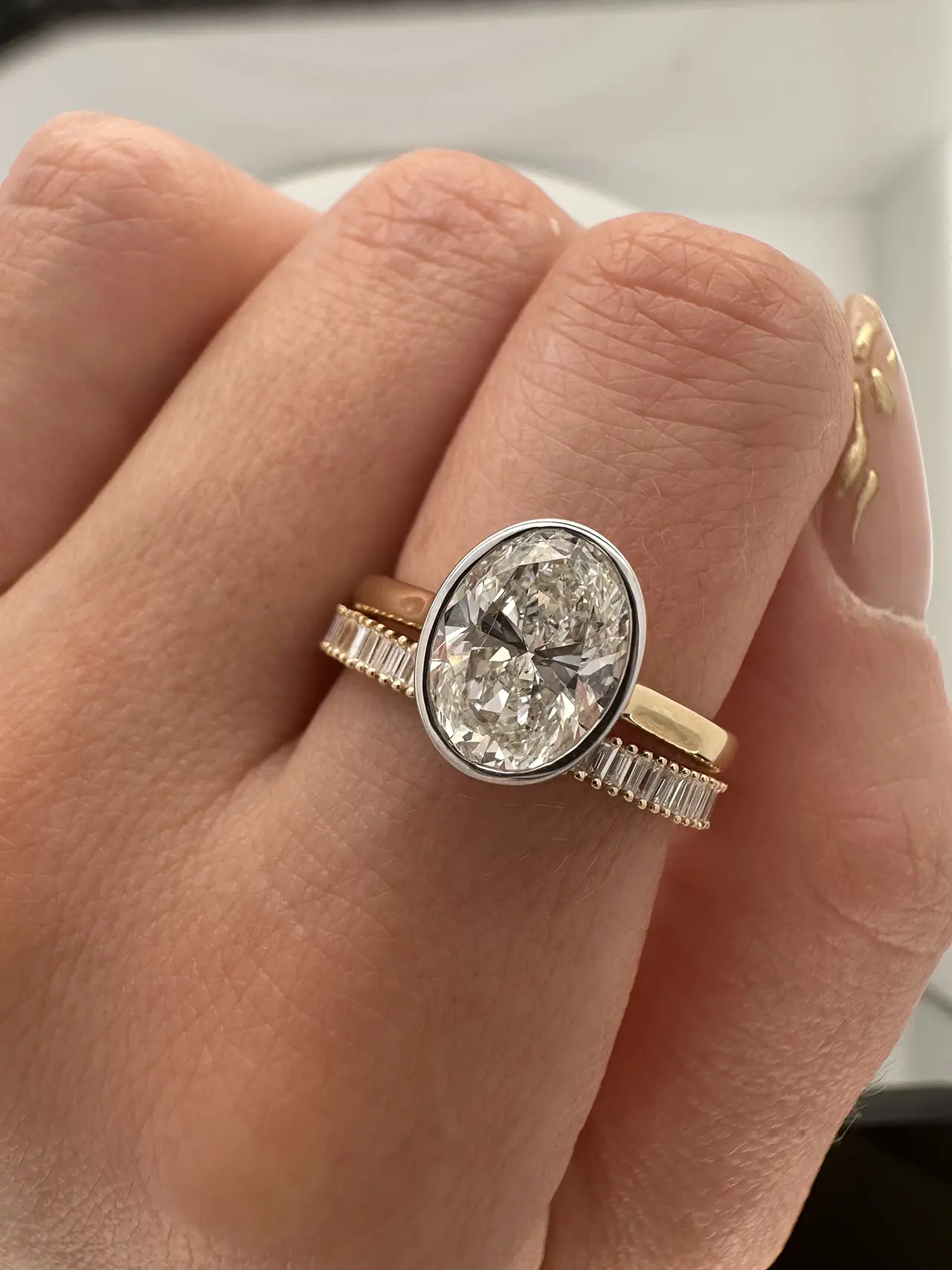Een verlovingsring met bezel setting