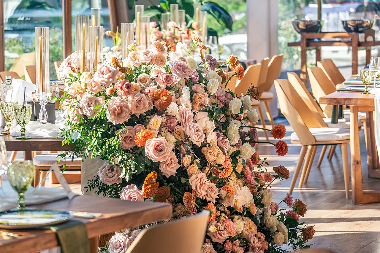 bloemendecoratie tafel bruiloft