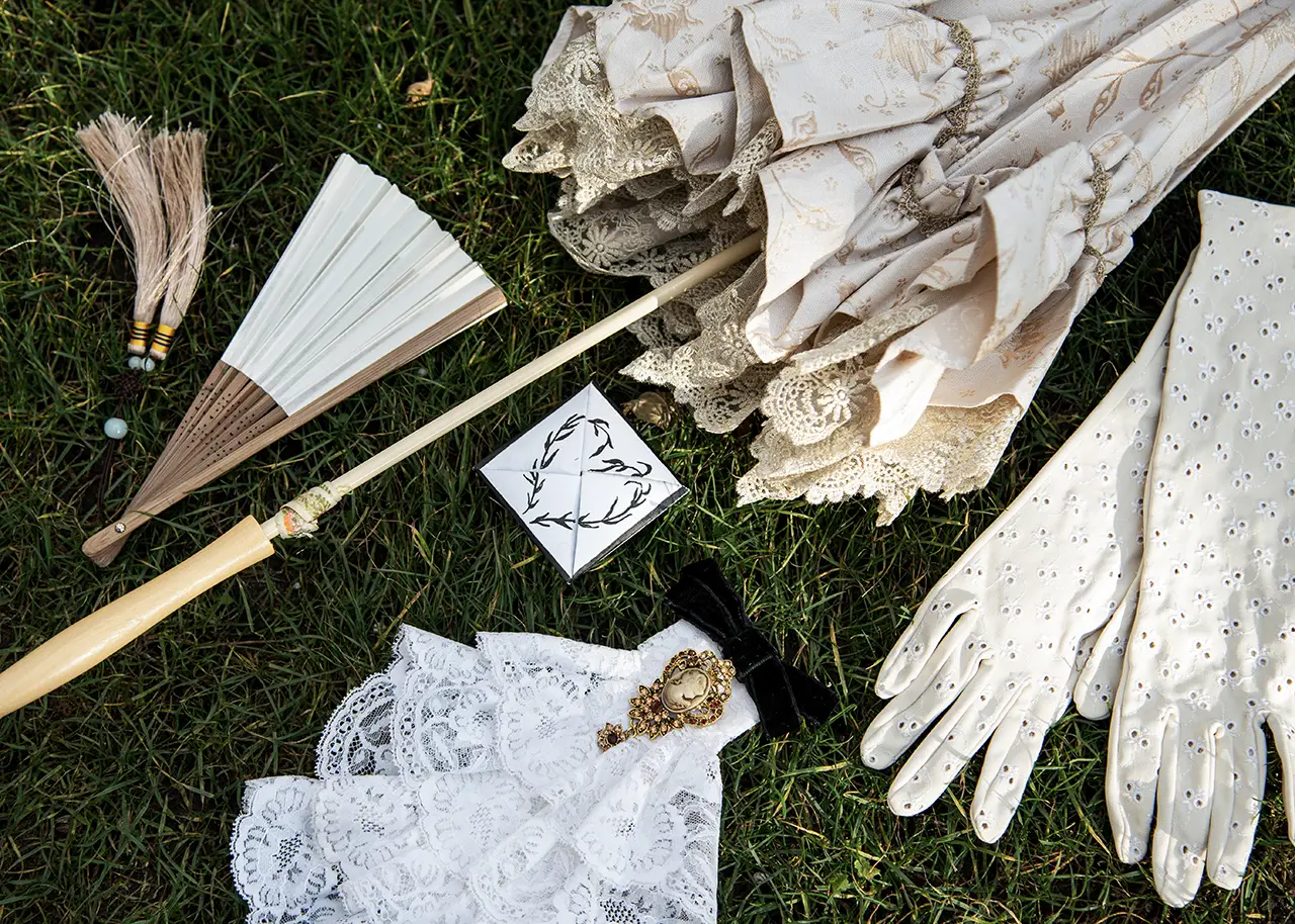 uitgestalde accessoires die je nodig hebt voor een outfit zoals in bridgerton