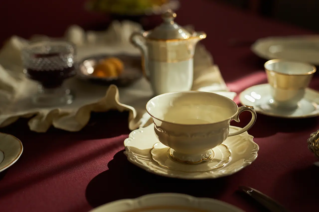 een tafel vol met lekkers tijdens de high tea, in bridgerton stijl