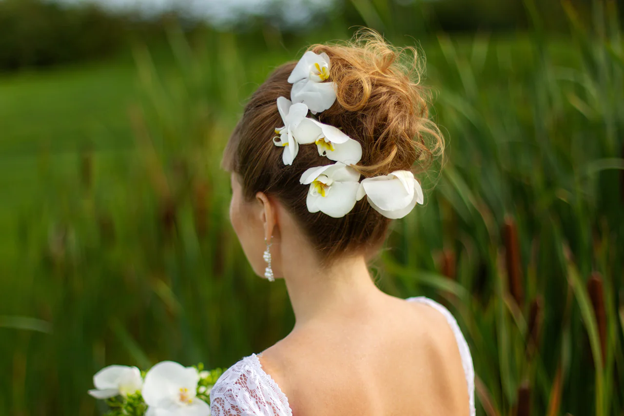 Ook bijzonder: een lint van bloemen om de knot heen