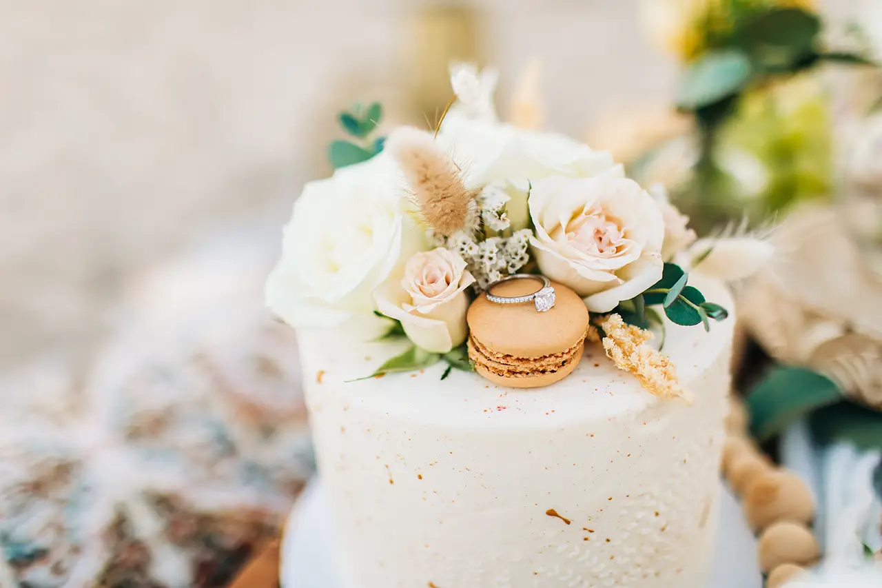 bruidstaart trends in 2026: grote bloemen