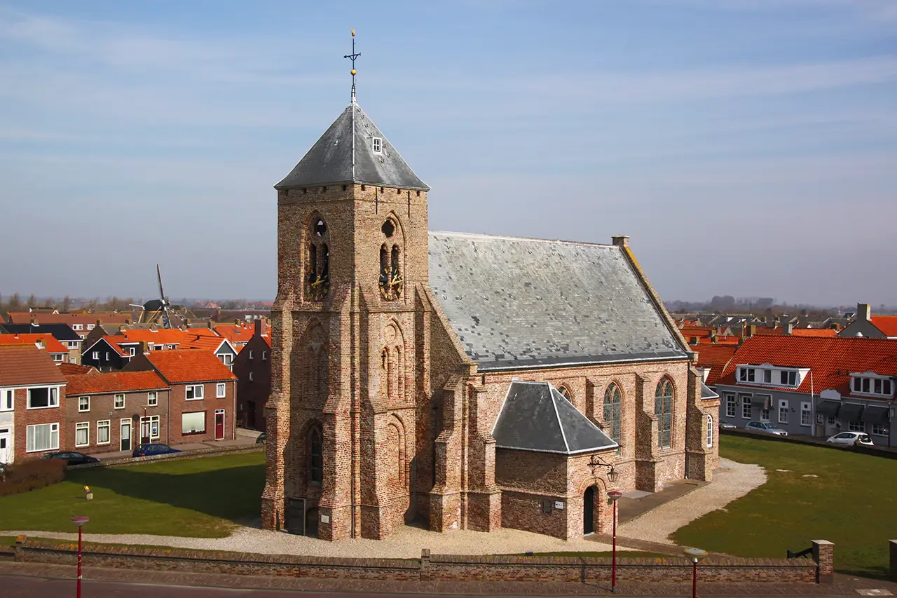 Trouwfoto's maken bij de Catharinakerk in Zoutelande