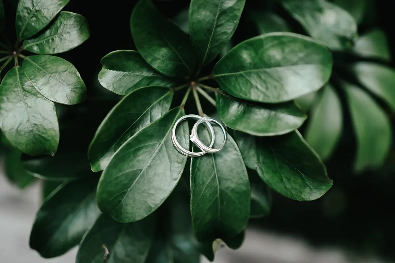 trouwringen bij een duurzame bruiloft