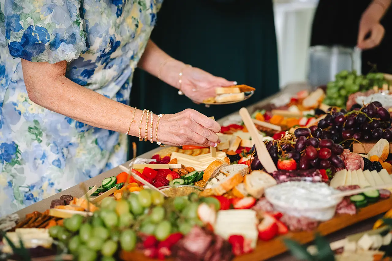 Grazing table op je bruiloft: zelf maken of inhuren?