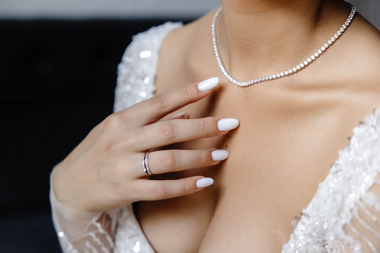 Hoe stem je de bruidsaccessoires en sieraden op elkaar af?