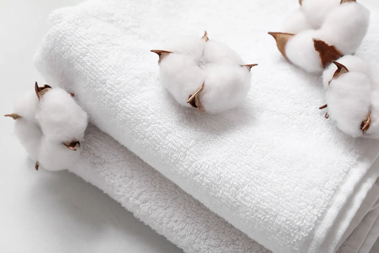 katoenen handdoeken met een katoenpluisje erop