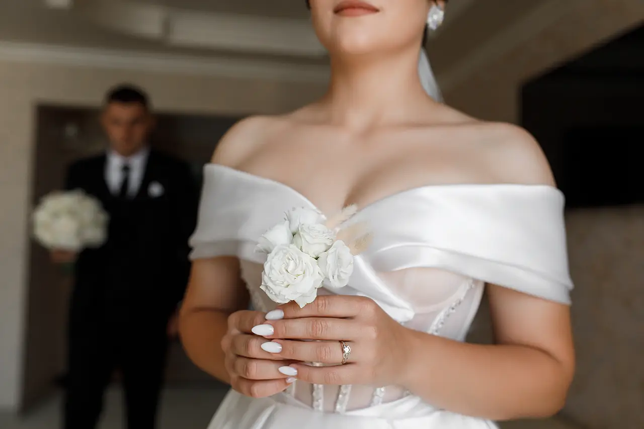 klein schattig bruidsboeketje met witte rozen
