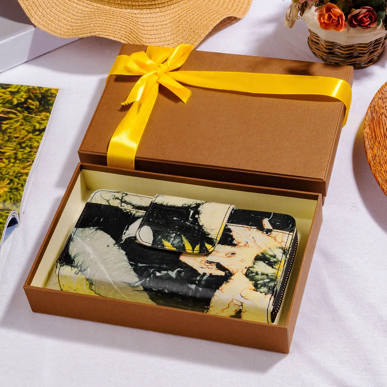 een mooie leren portemonnee in een sierlijk doosje is een prachtig cadeau voor het lederen huwelijk