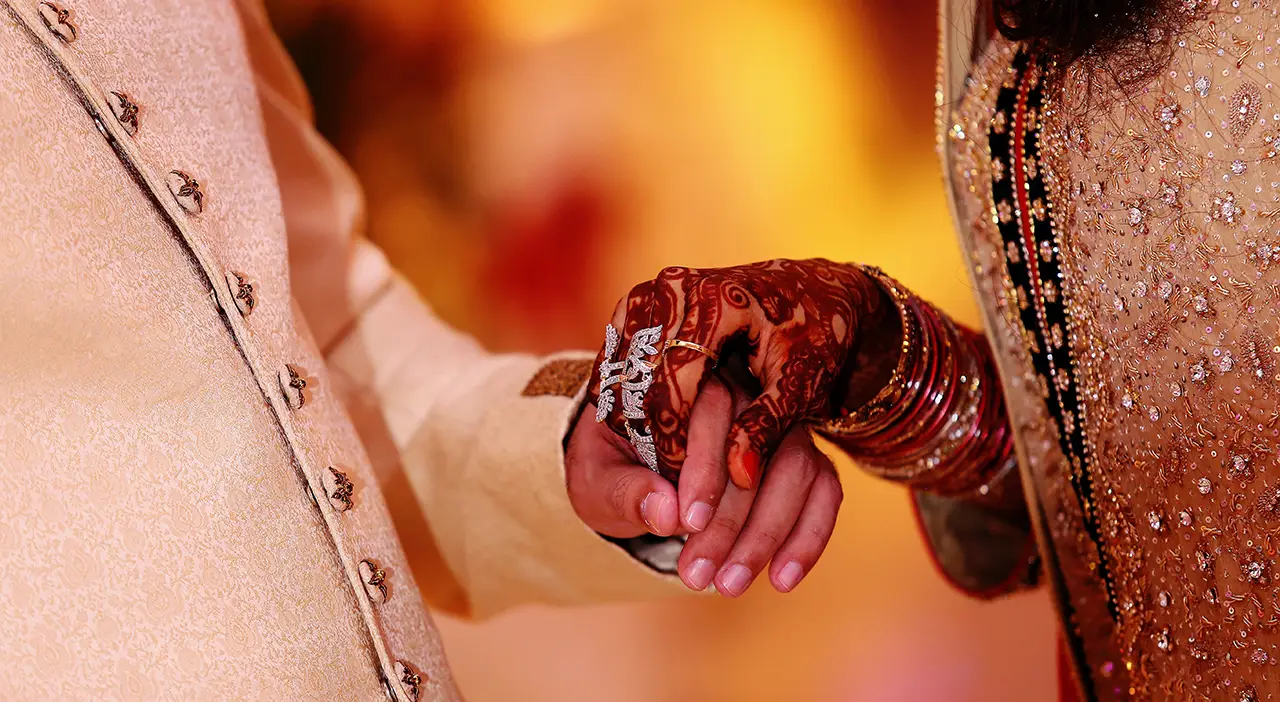 marokkaanse bruiloft handen bruidspaar