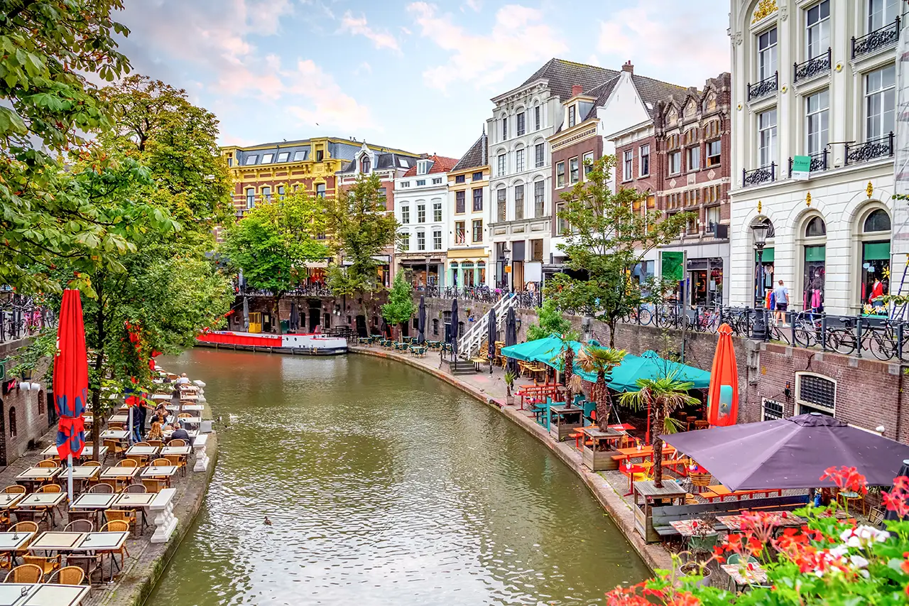 Trouwfoto's maken bij de grachten van Utrecht