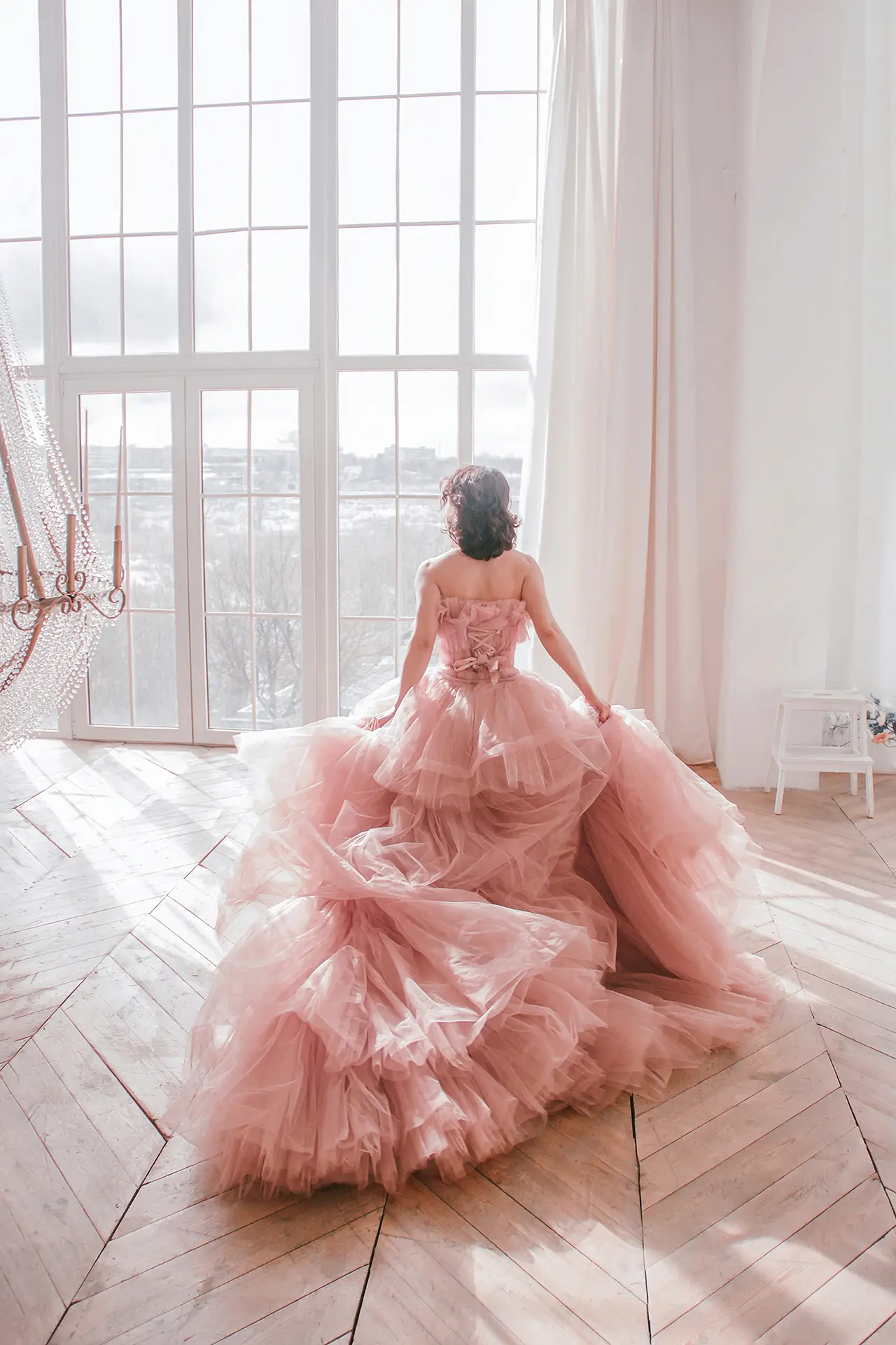 vrouw met roze trouwjurk