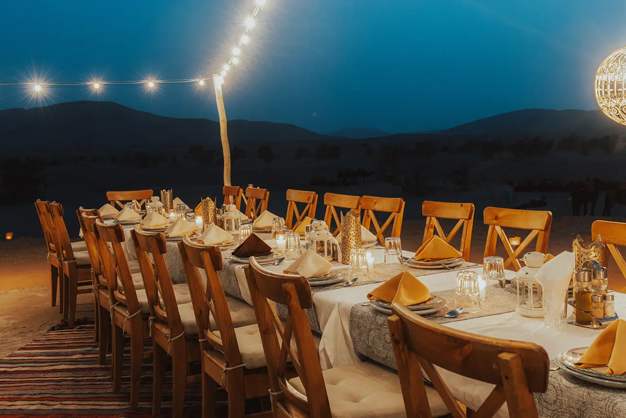 samen eten op een marokkaanse bruiloft is een belangrijk onderdeel van de cultuur