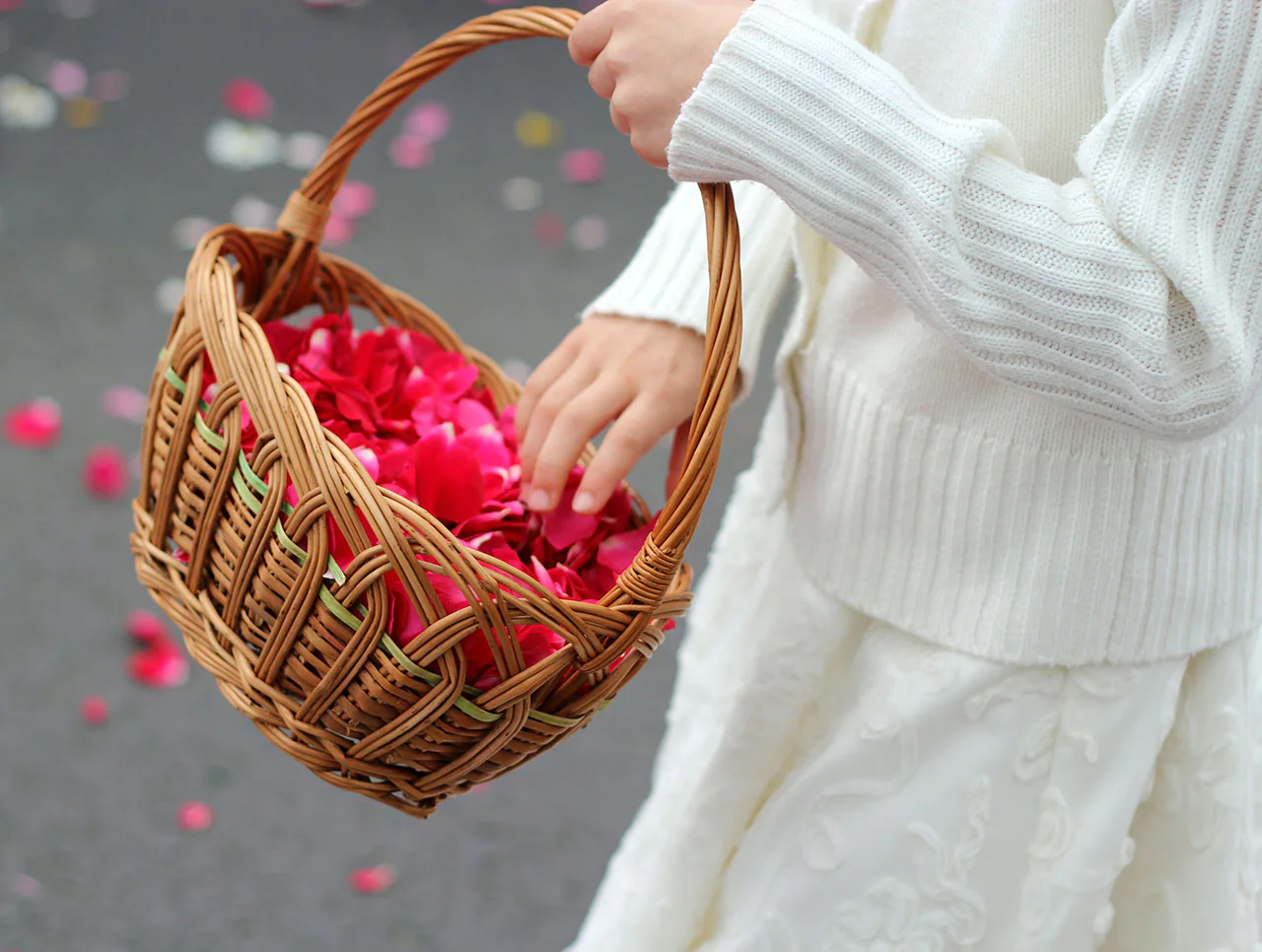 bruidsmeisjes strooien bloemen