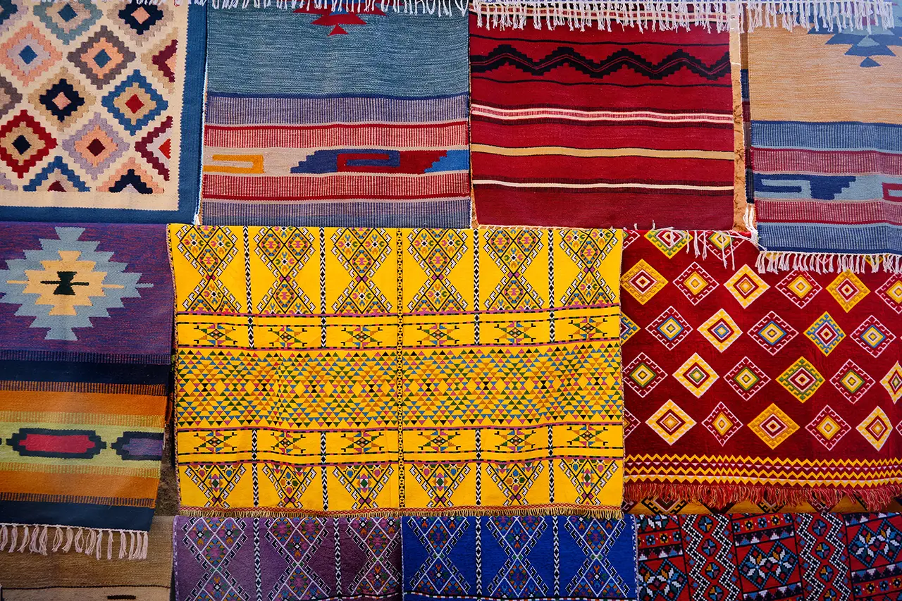 handgemaakt tapijt als huwelijkscadeau op een marokkaanse bruiloft