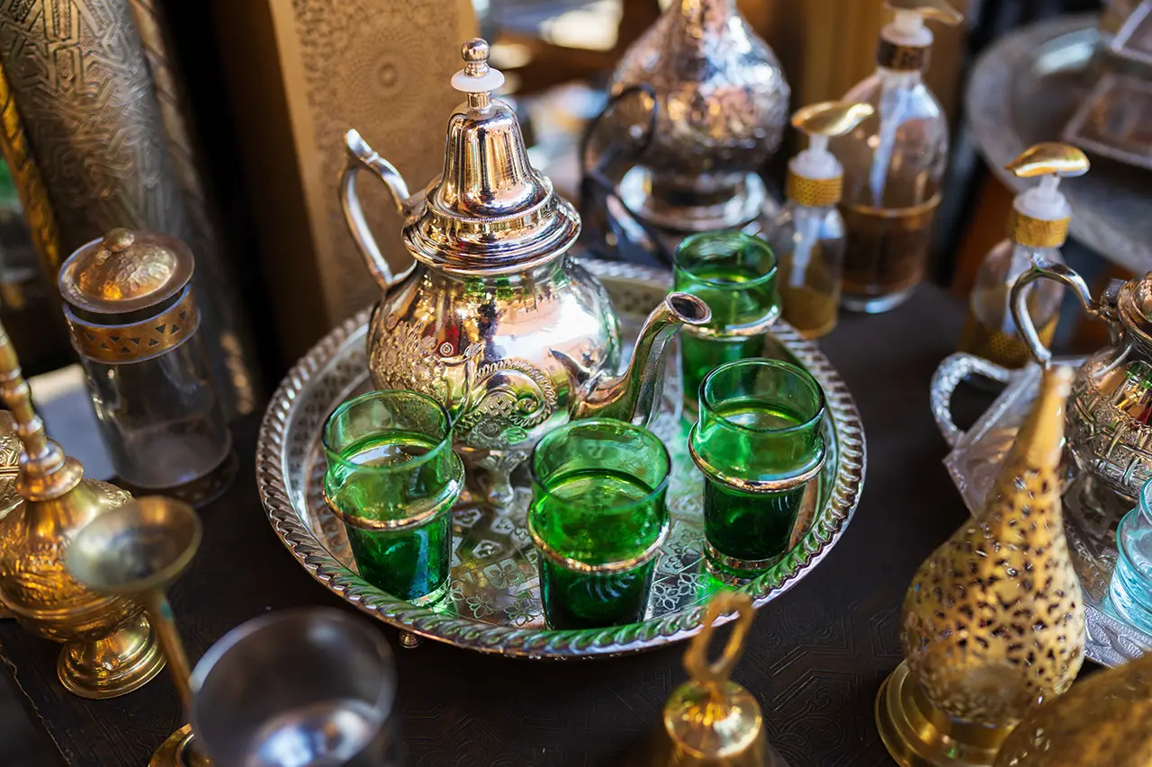 theeglazen als huwelijkscadeau op een marokkaanse bruiloft