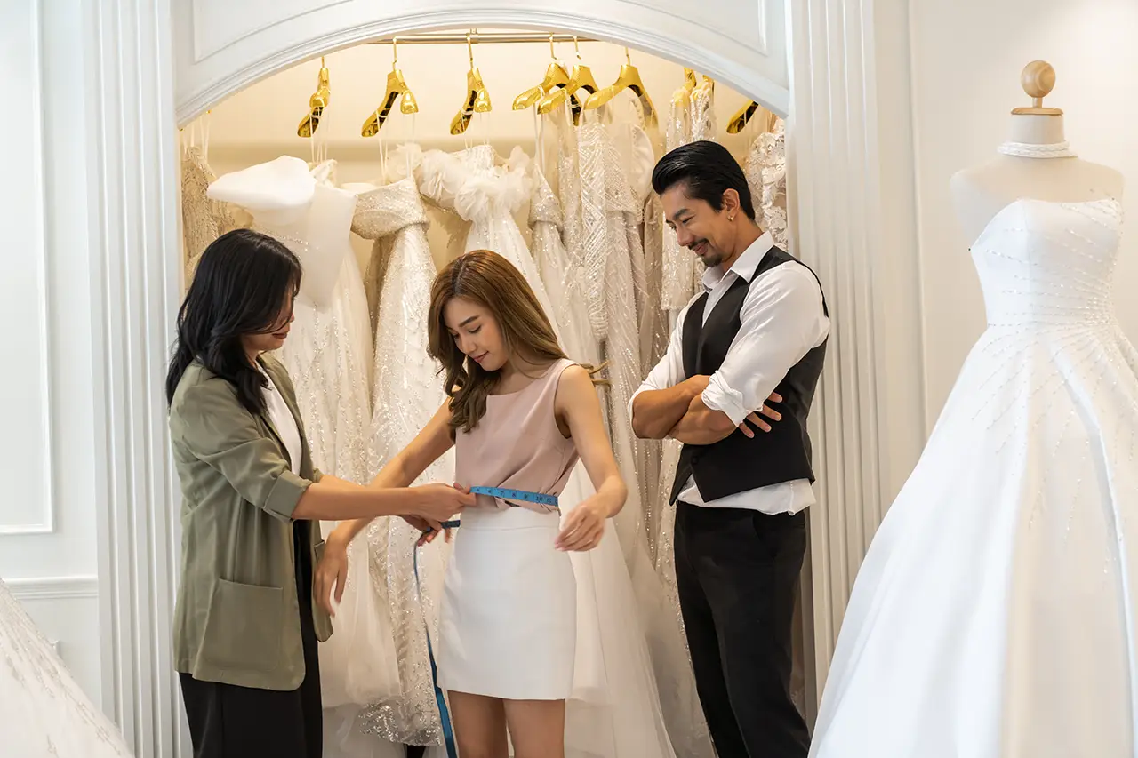 trouwjurken passen met vriendinnen