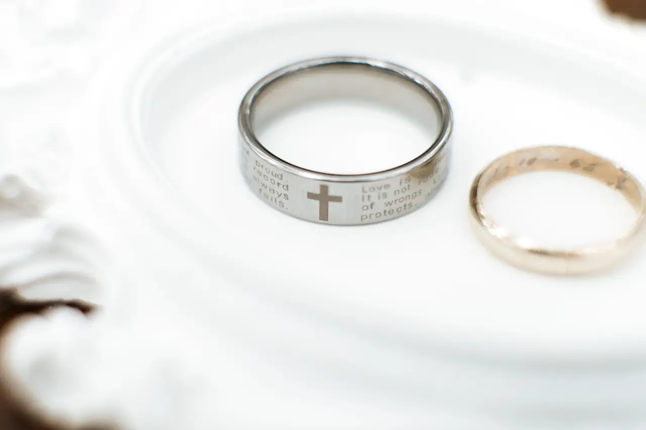 Wat is een mooie gravure tekst voor trouwringen?