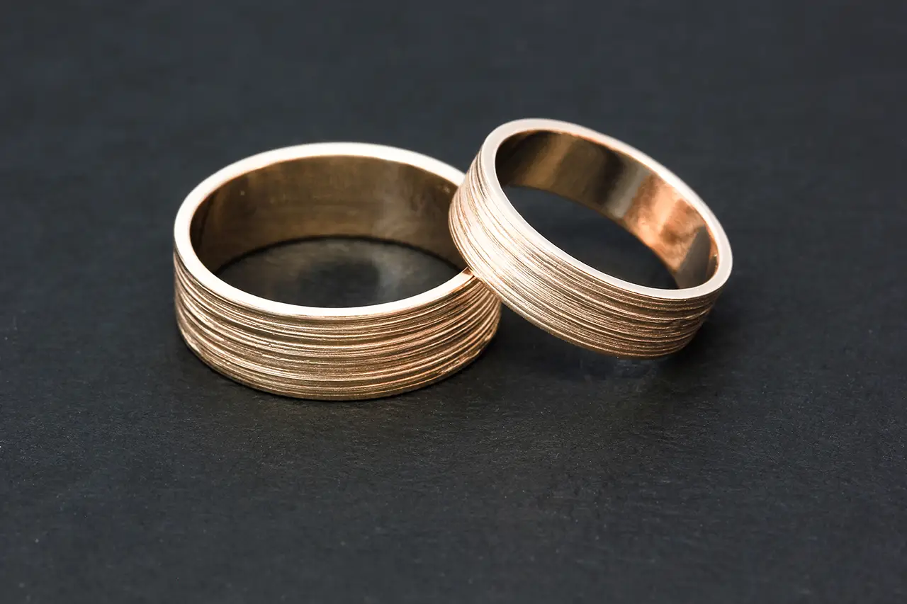 trouwringen trends: trouwringen voor mannen in een matte afwerking zijn trending in 2026
