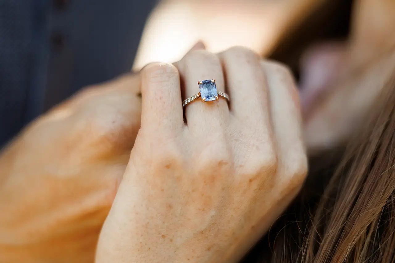 trouwringen trends 2026: de trouwring met een gekleurde edelsteen is helemaal trending in 2026