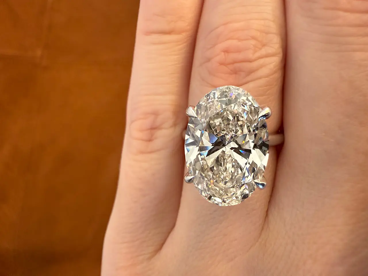 verloofd met een prachtige ring