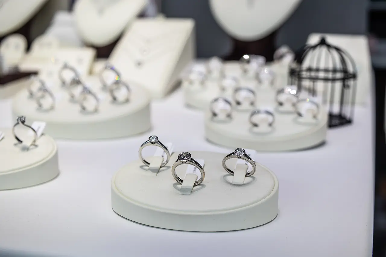 een display bij een juwelier met verschillende ringen