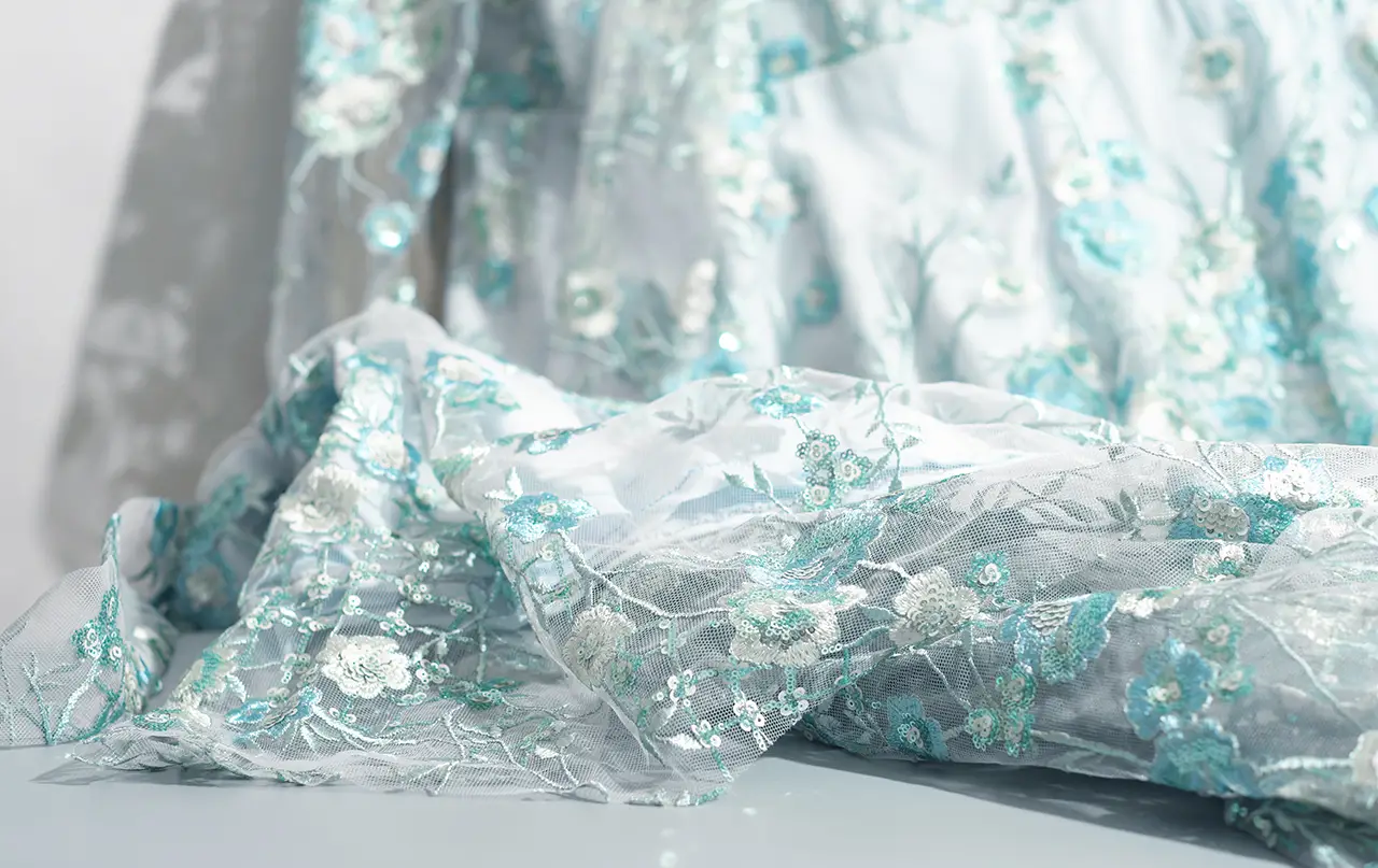 Trouwjurk met gekleurde details